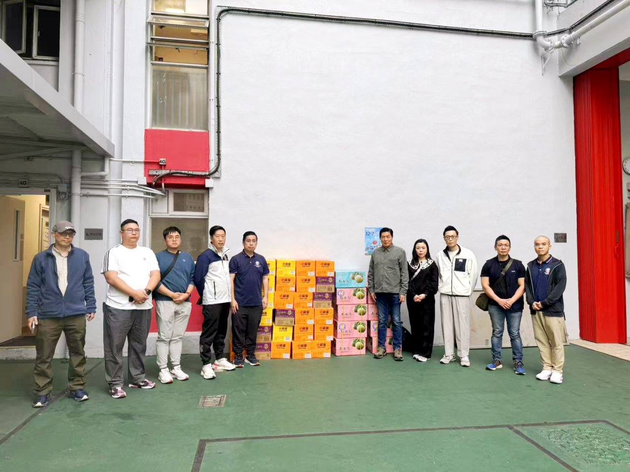 入境事務隊與消防處同屬特區保安局轄下紀律部隊，雖工種各異，但「服務市民、守護香港」的初心使命高度一致。在這場重大災難面前，全港社會各界同心協力，從政府設立11億港元援助基金，到市民自發擔任義工，見證了香港「同舟共濟」的精神力量。