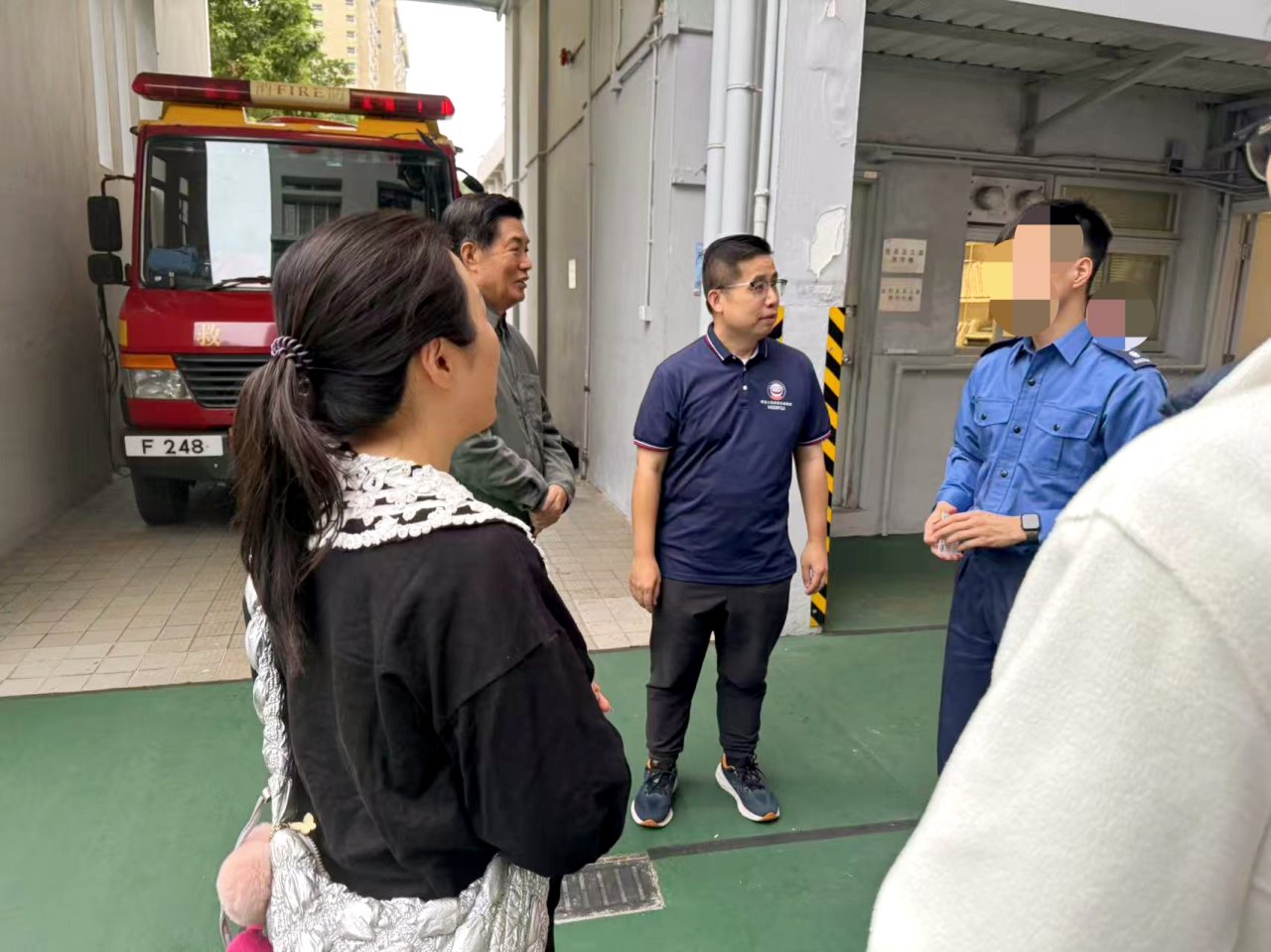 探訪期間，袁志成主席、江全孚會長與值班消防人員親切交談，詳細瞭解他們在撲滅宏福苑大火中的救援細節，人員用專業與勇氣築起生命防線。聽聞這些奮戰細節，員總一行無不為之動容，再次向消防同袍致以最崇高的敬意，緬懷英勇殉職的何偉豪消防員，感謝他們用血肉之軀守護市民平安。